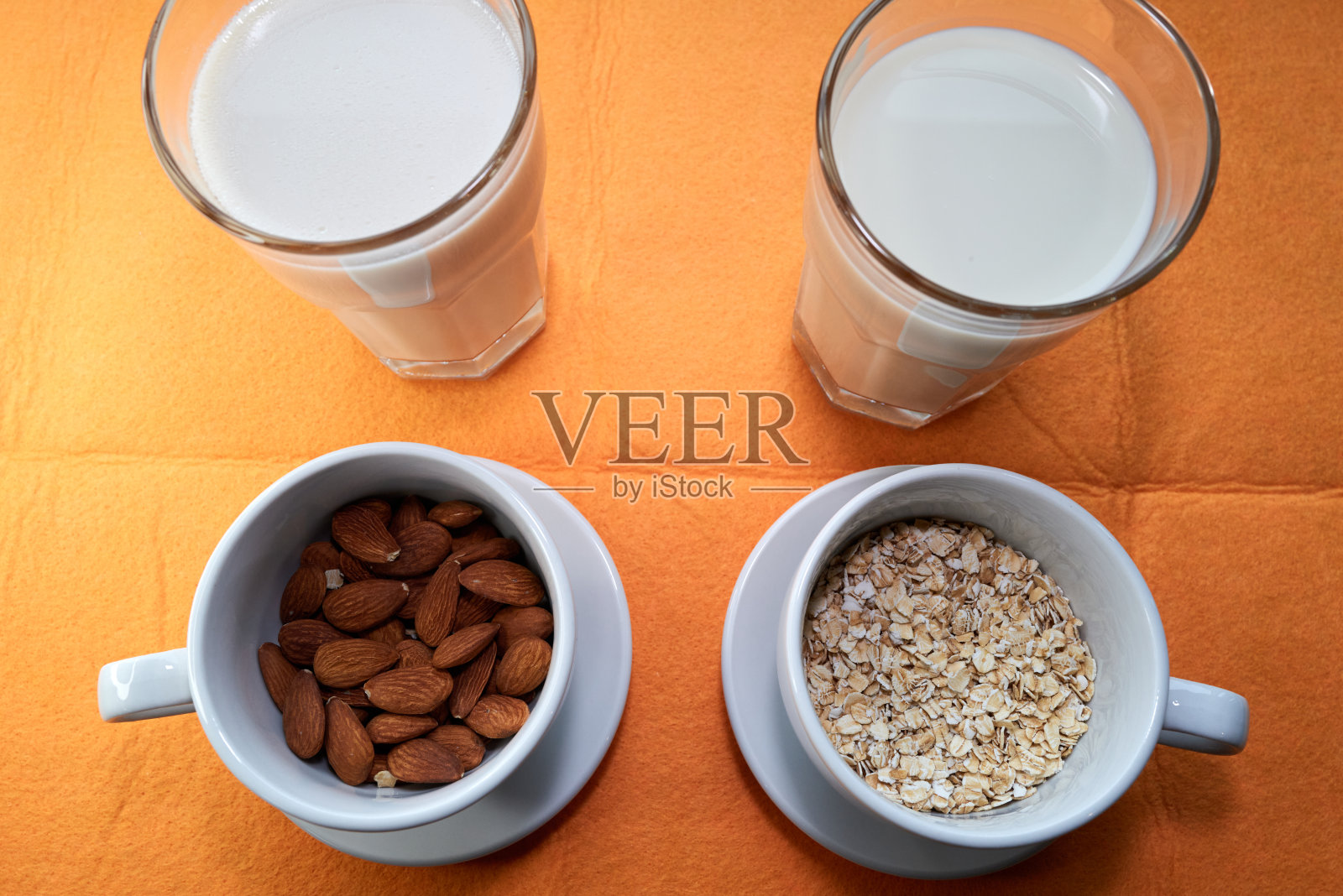 燕麦牛奶vs.杏仁牛奶照片摄影图片