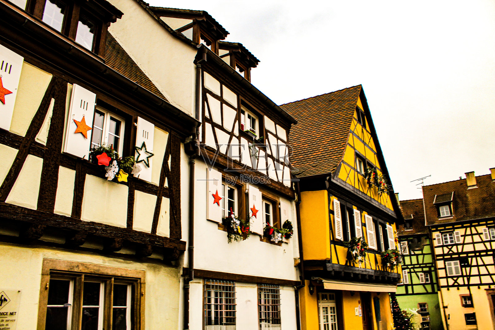 有圣诞装饰的房子照片摄影图片