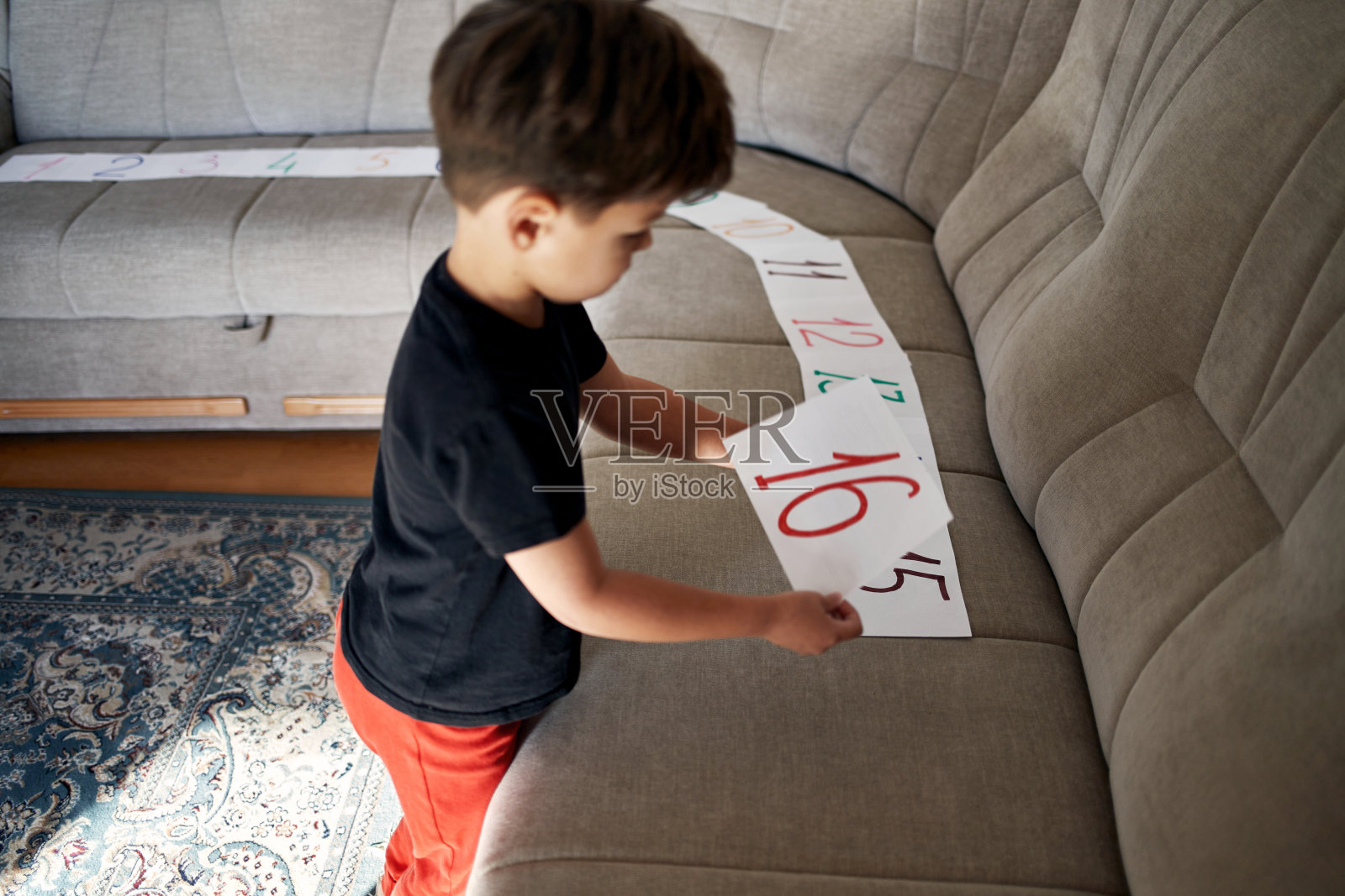 患有自闭症的男孩整理数字照片摄影图片