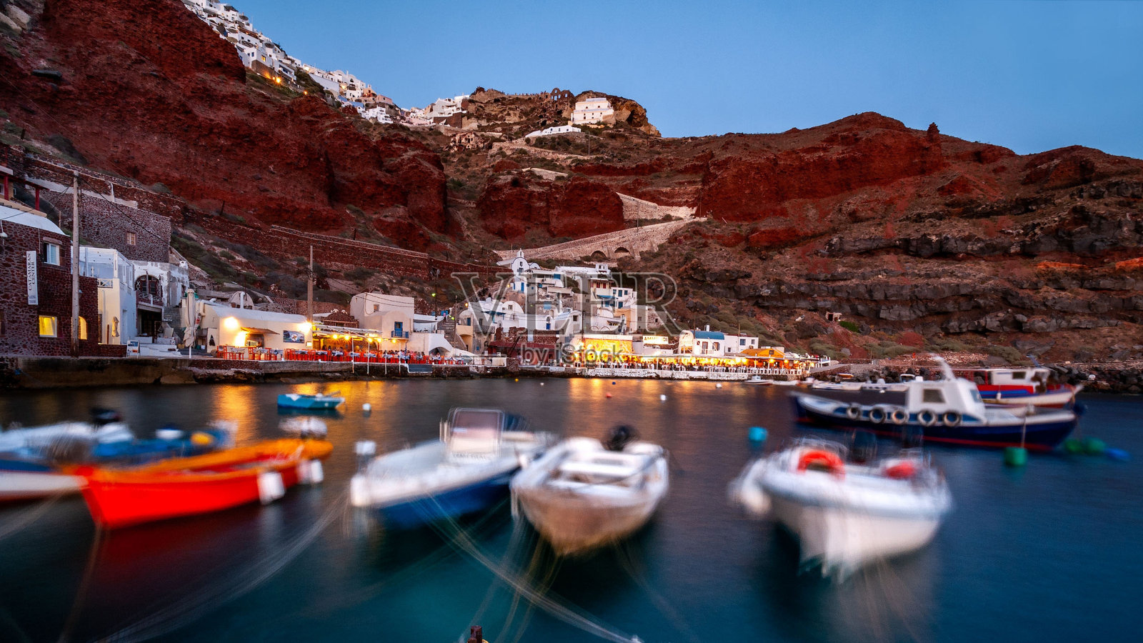 风景如画的码头景观，船的起伏和海岸的魅力照片摄影图片