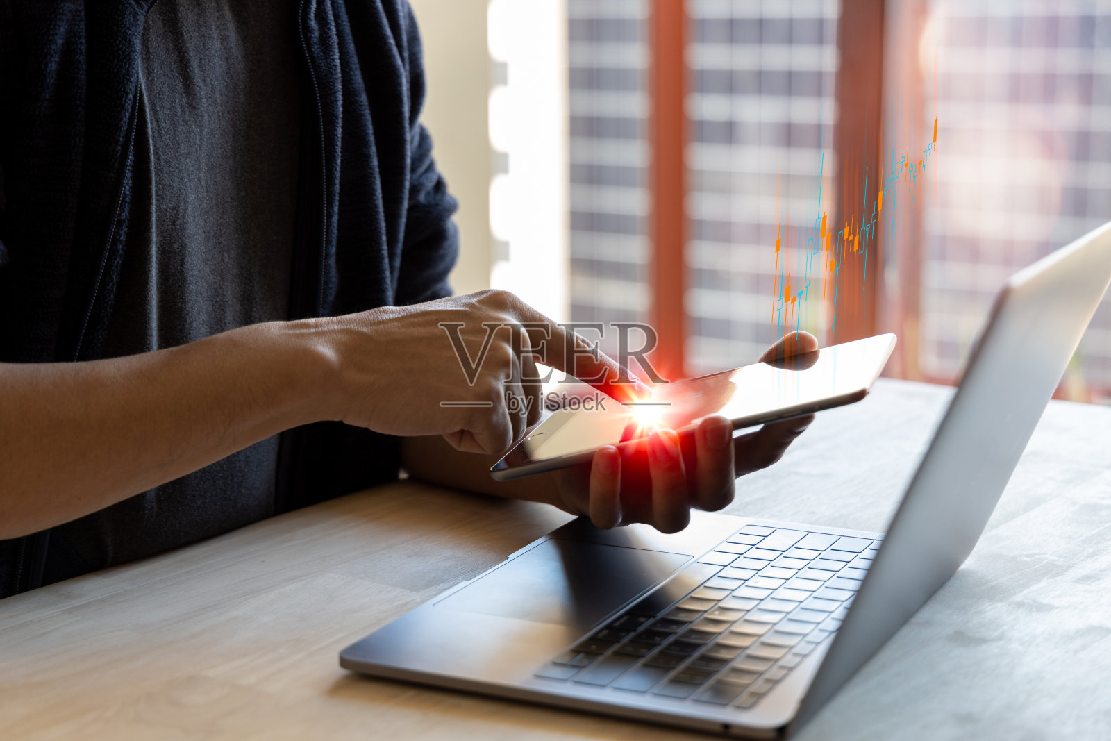 商人或交易员的手触摸显示一个不断增长的虚拟全息图股票，概念投资交易。计划和策略，股票市场，业务增长，进步或成功的概念。照片摄影图片