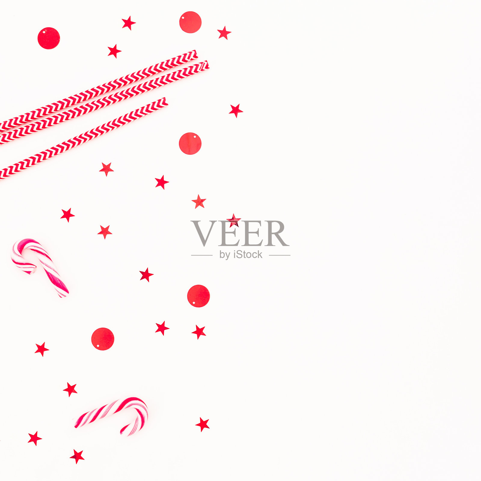 圣诞装饰:白色背景上的棒棒糖和五彩纸屑。平躺，俯视图。新的一年，拷贝空间照片摄影图片