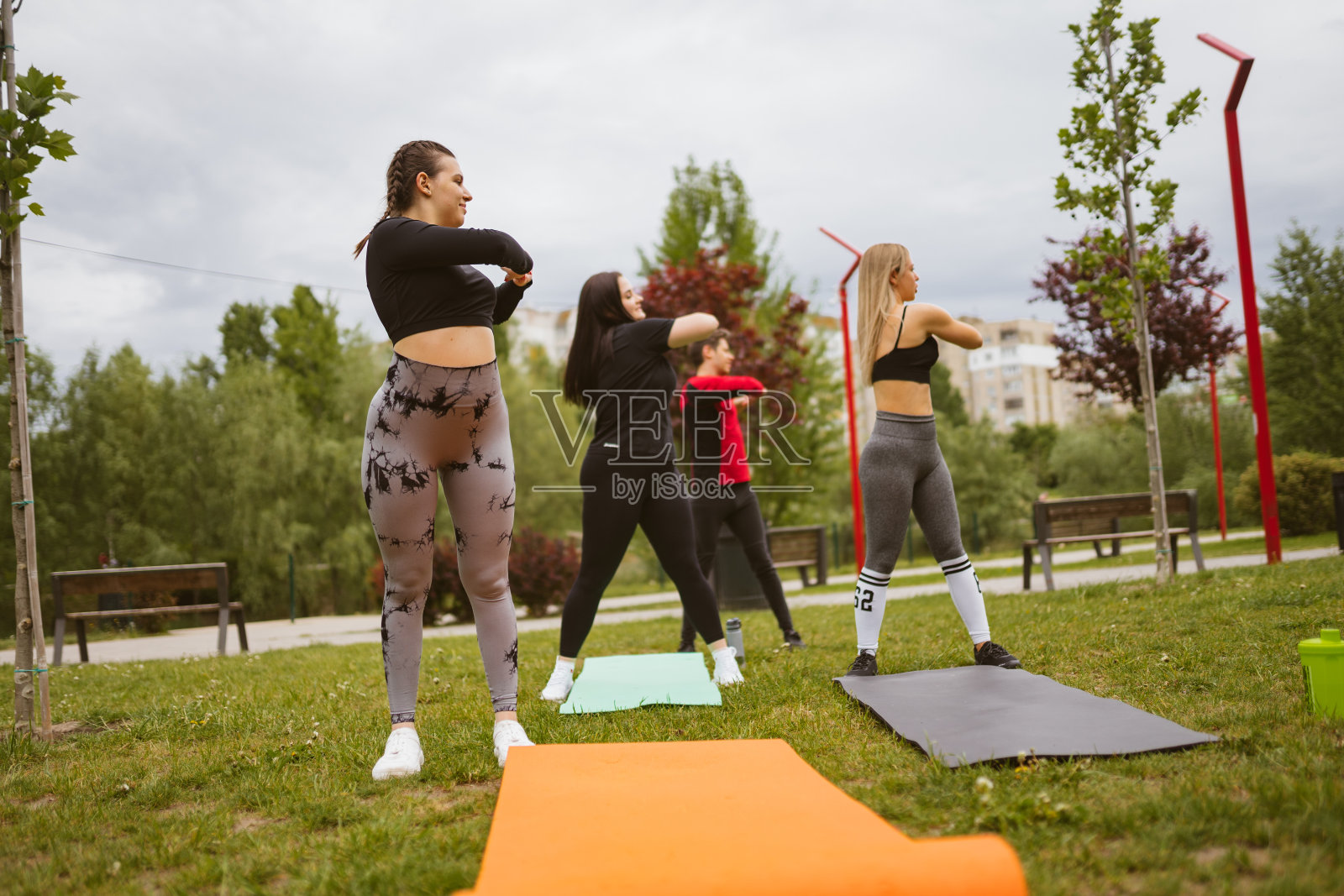 做普拉提运动的运动员照片摄影图片