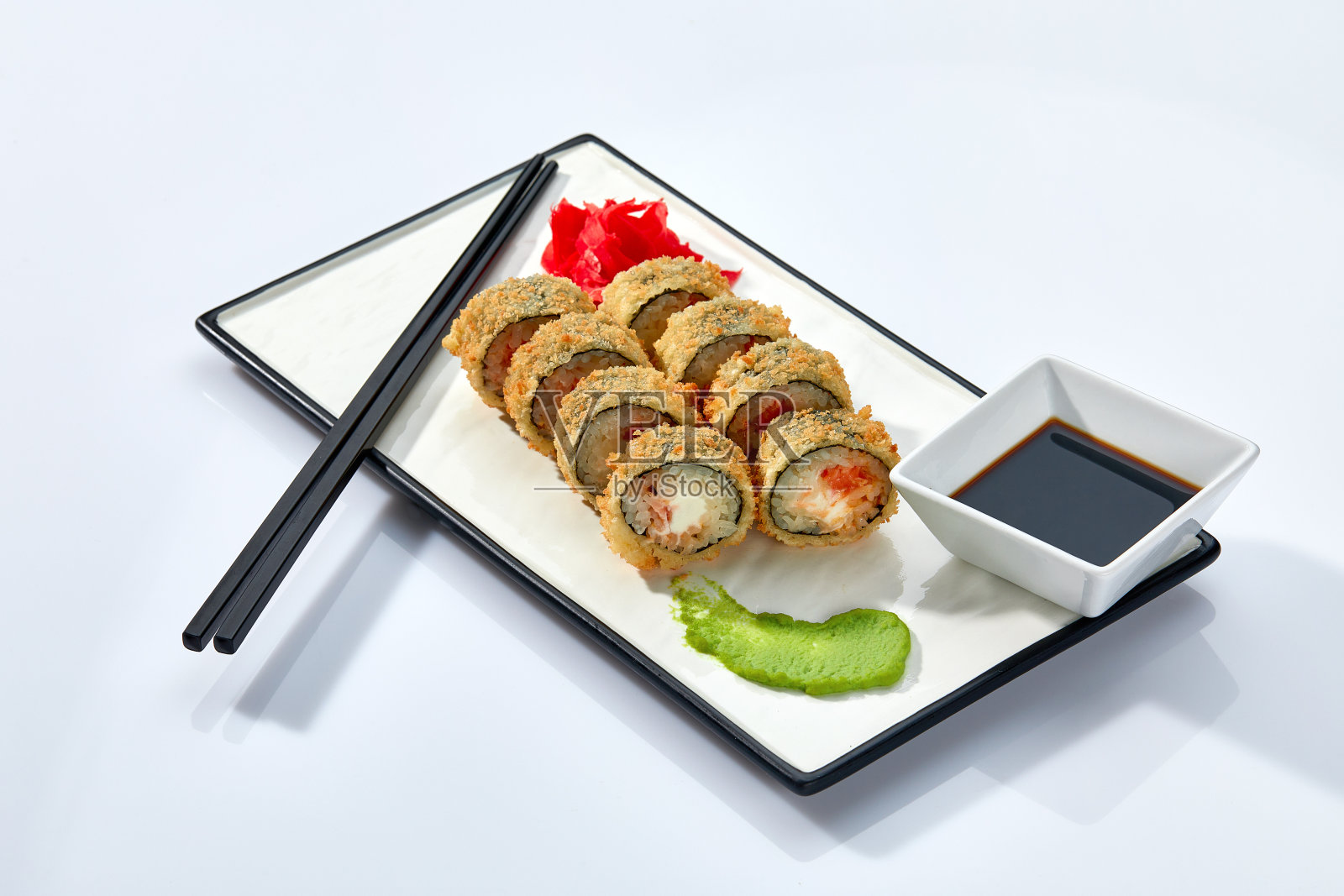 加州或费城的寿司卷装在白色的托盘上，白色的背景。日本料理理念，传统食谱。照片摄影图片