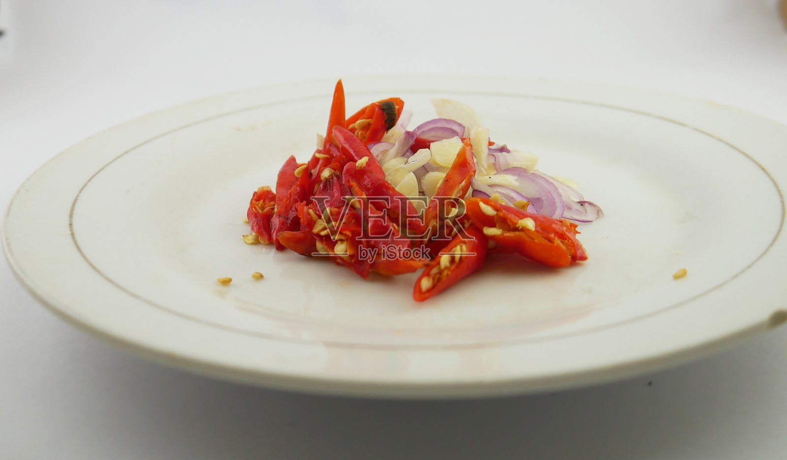 洋葱、辣椒和大蒜切片照片摄影图片