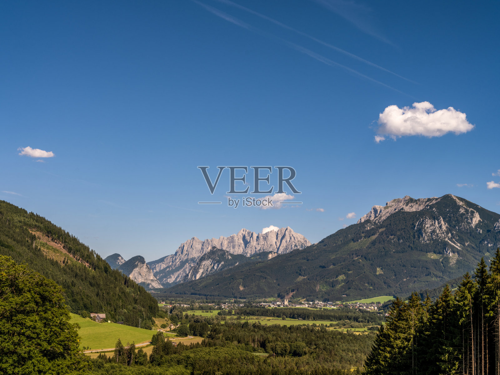 在奥地利施蒂里亚，与Gesäuse一起在恩斯特尔照片摄影图片