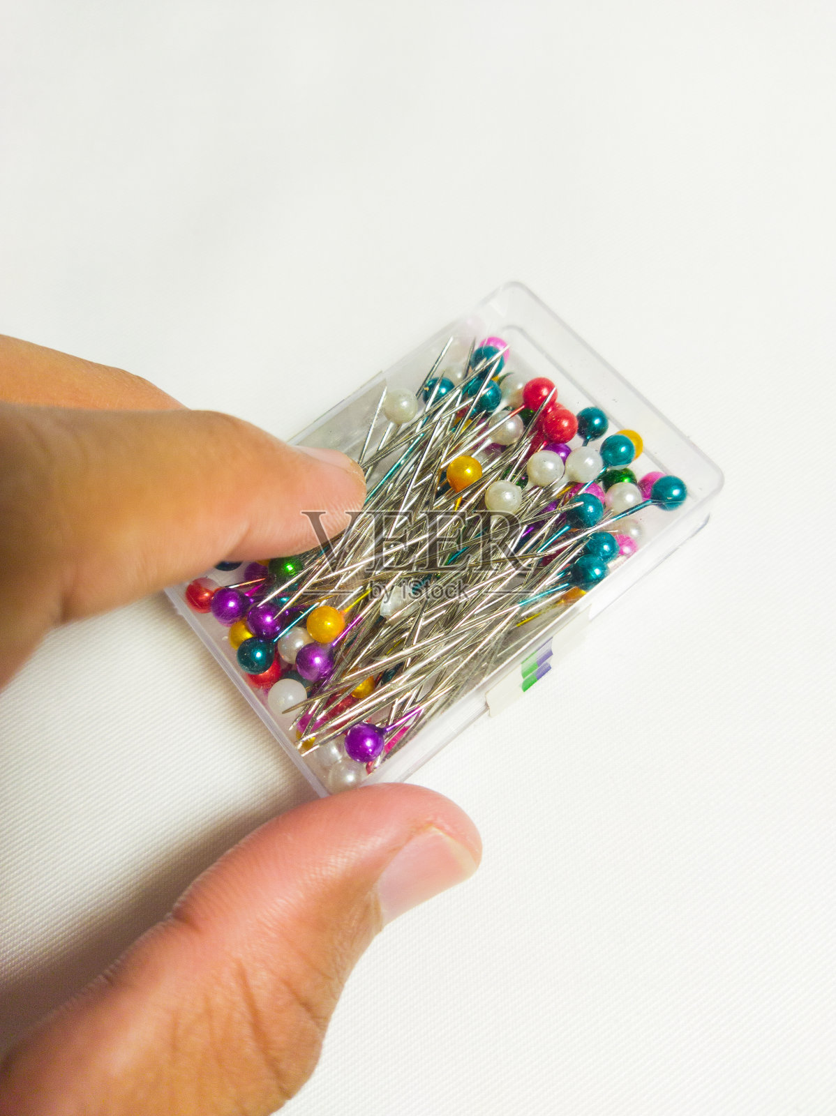 一个透明盒子里的彩色别针集合照片摄影图片