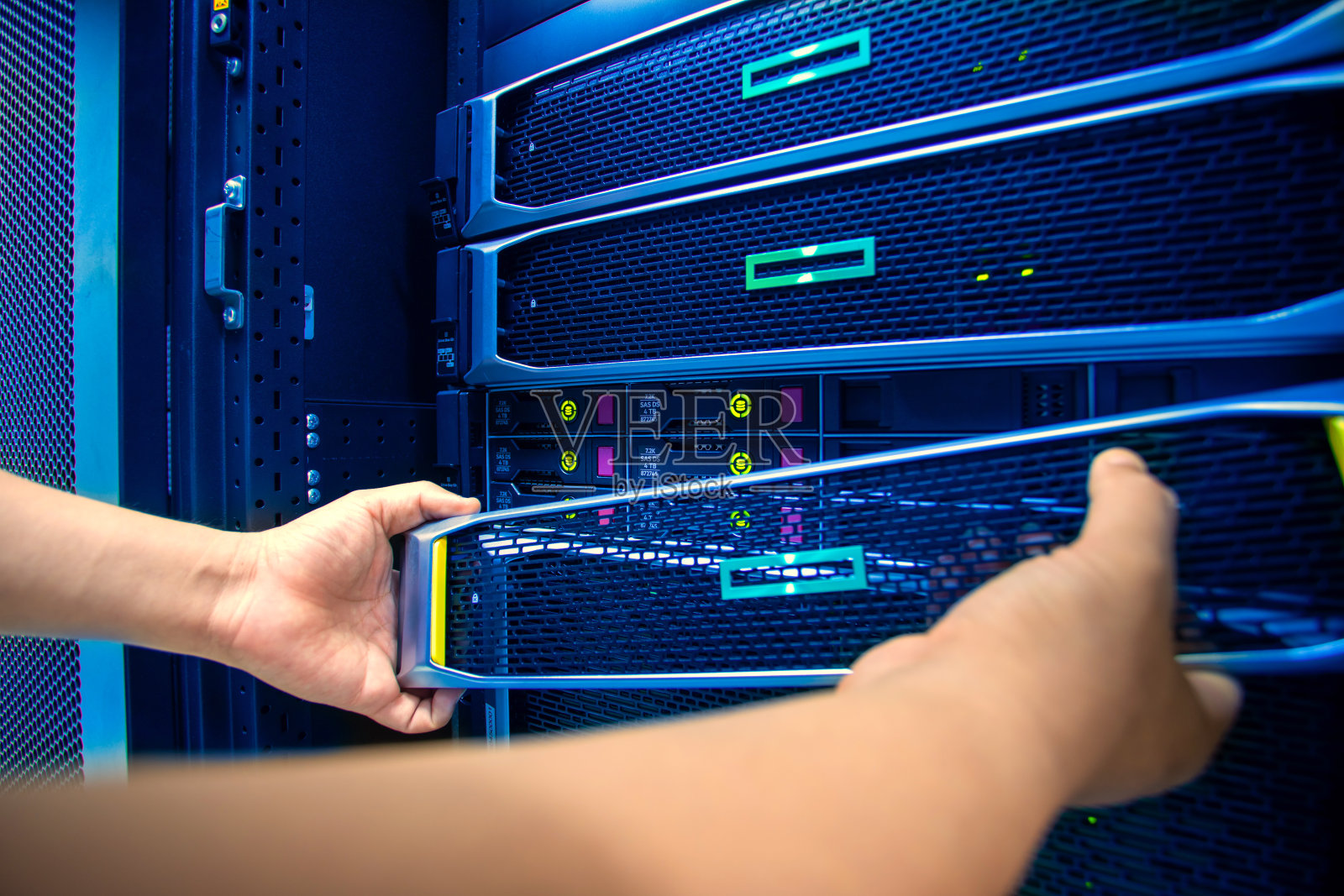 在数据中心修理服务器照片摄影图片