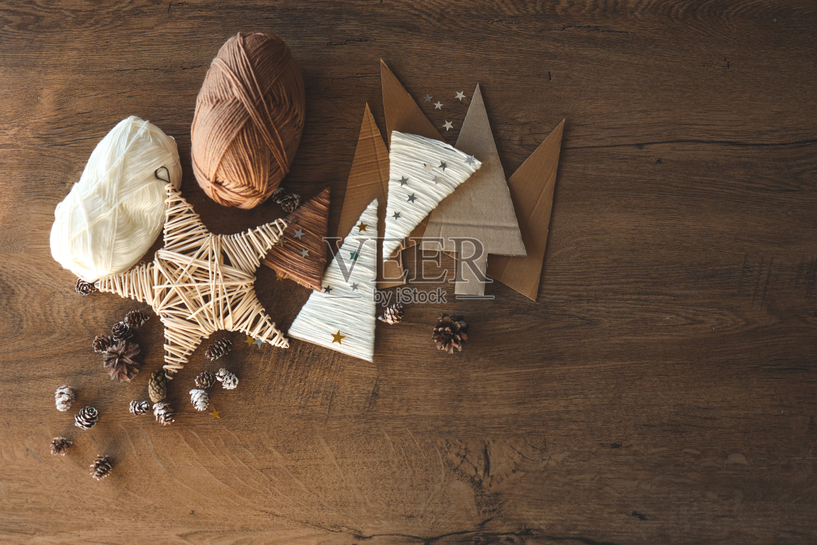 圣诞工艺背景与手工纱锥圣诞树在自然的颜色。DIY有机可持续圣诞装饰照片摄影图片