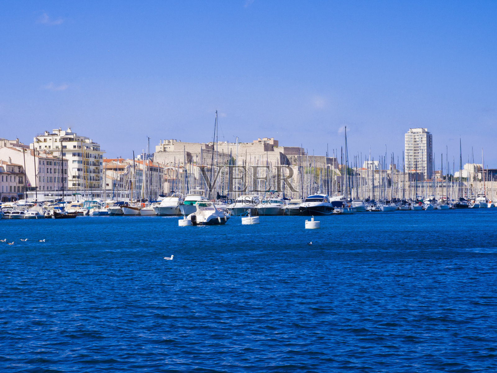 马赛码头鸟瞰图- Vieux港，圣让城堡在法国南部。照片摄影图片