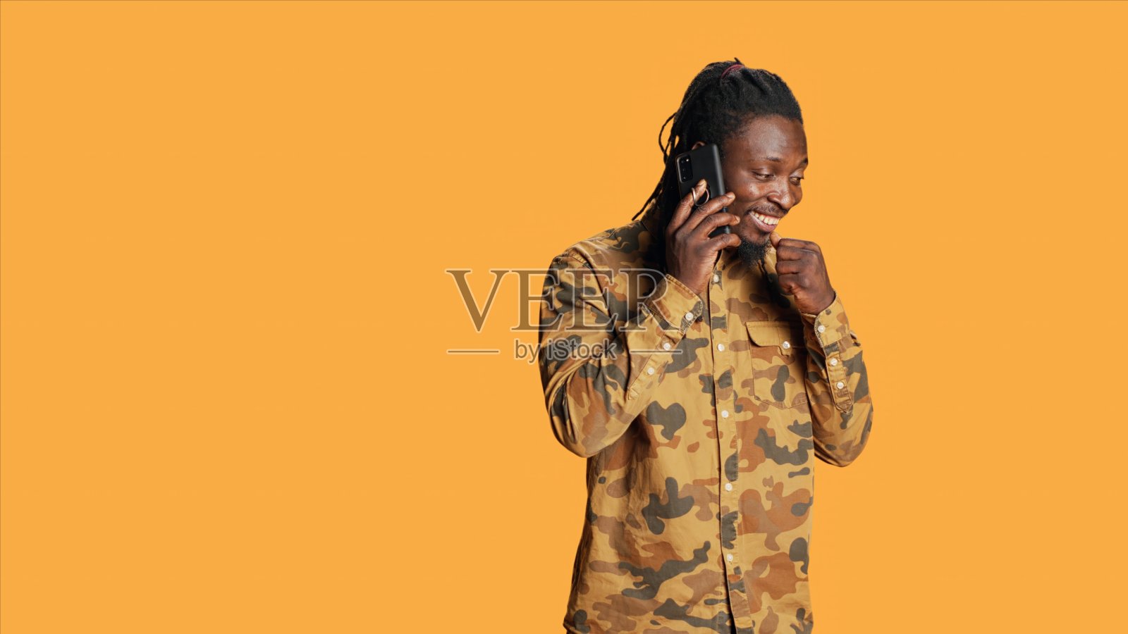 年轻人在镜头前接听电话照片摄影图片