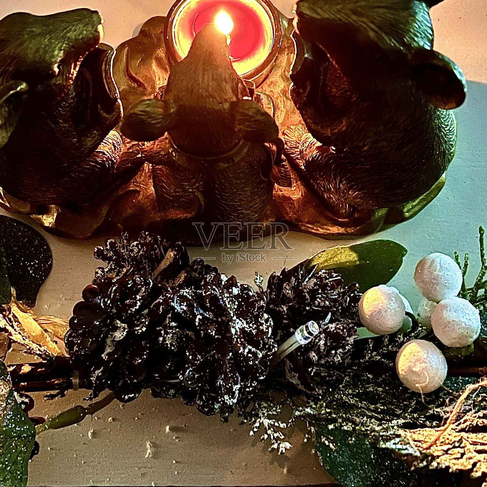 圣诞装饰烛台的正上方照片摄影图片