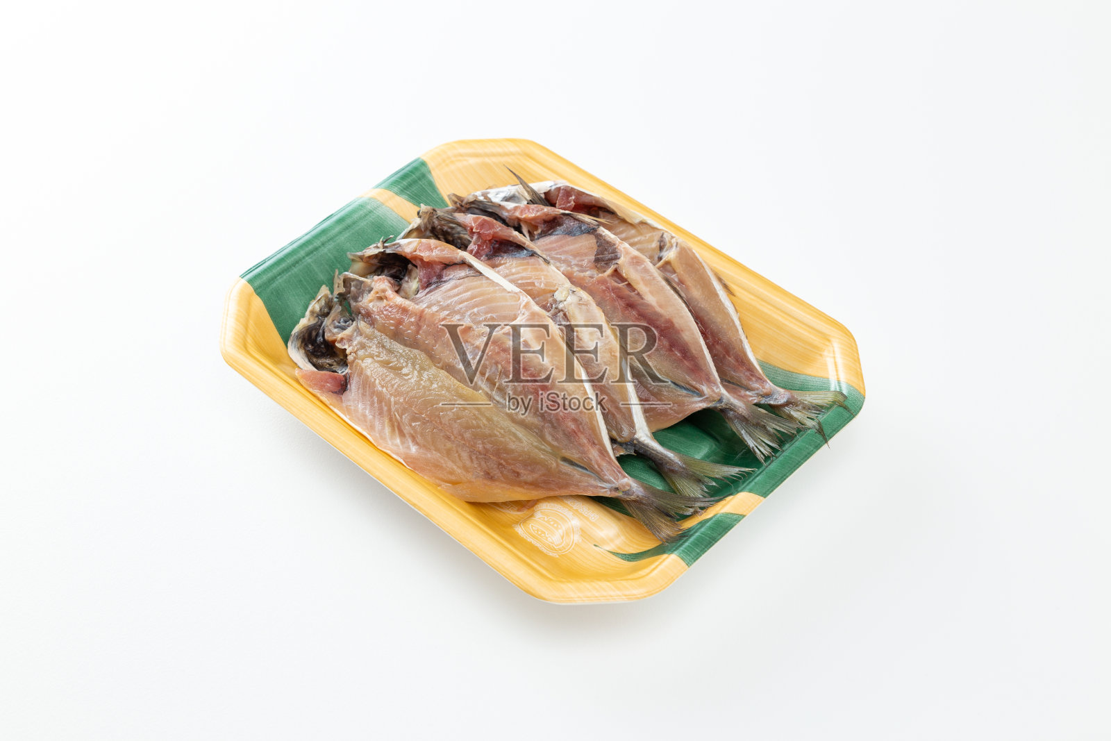 白底干马鲛鱼。照片摄影图片