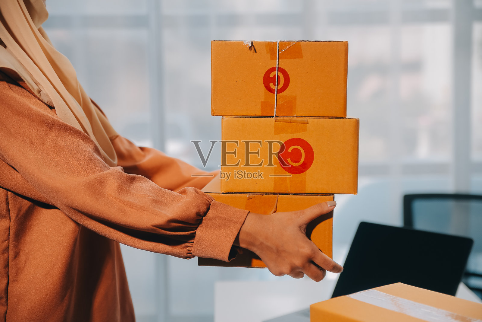 创业小企业主中小企业主女企业家在收货箱上写上地址，核对网上订单，准备打包盒子，卖给客户，中小企业网上创业的想法。照片摄影图片