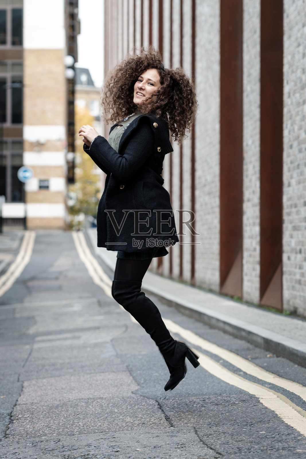 成熟的女人在街上跳来跳去。照片摄影图片