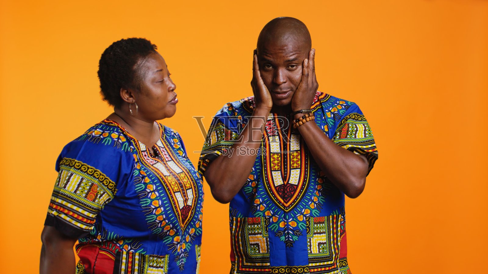 非裔美国女人对着男友大吼大叫照片摄影图片