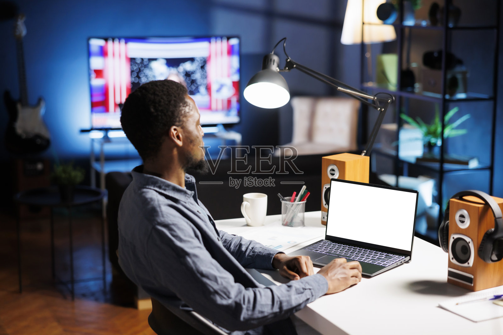 自由职业者在工作时看着笔记本电脑的白色屏幕照片摄影图片