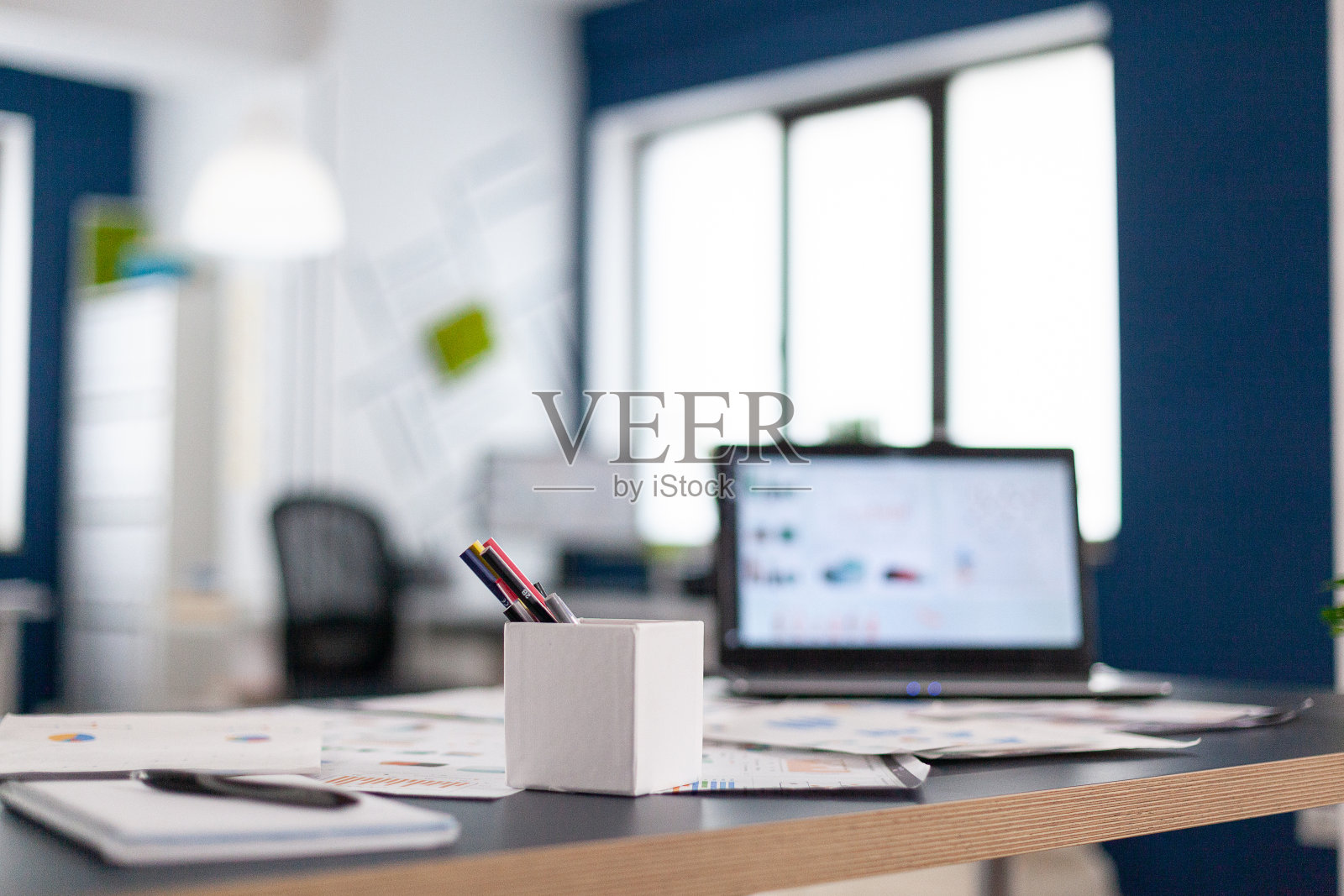 办公桌上有公司财务图表的笔记本电脑照片摄影图片