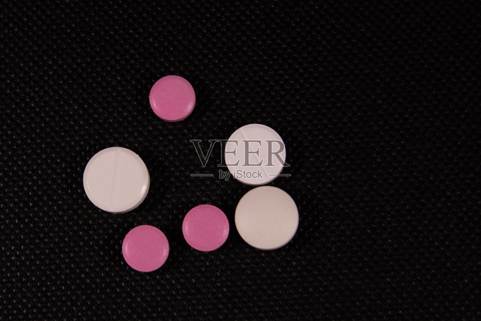 黑色背景上的抗生素药片。医疗保健和医药概念照片摄影图片