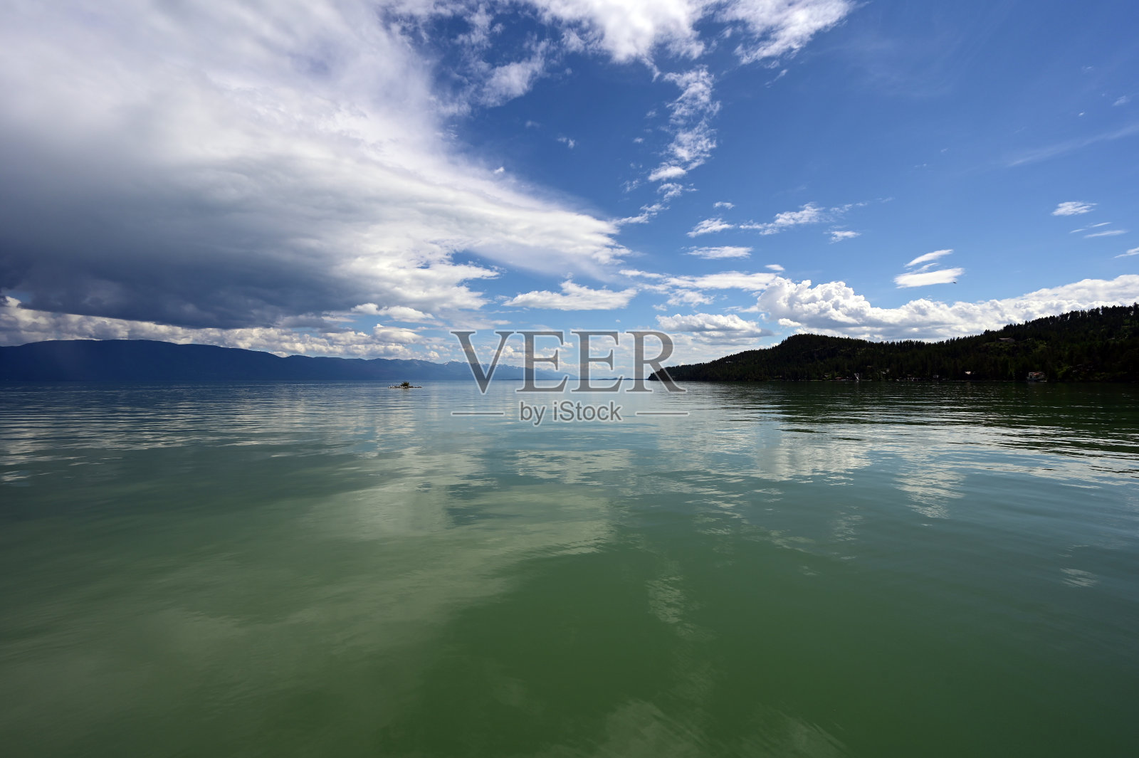 蒙大拿州平头湖美丽的夏季云景。照片摄影图片