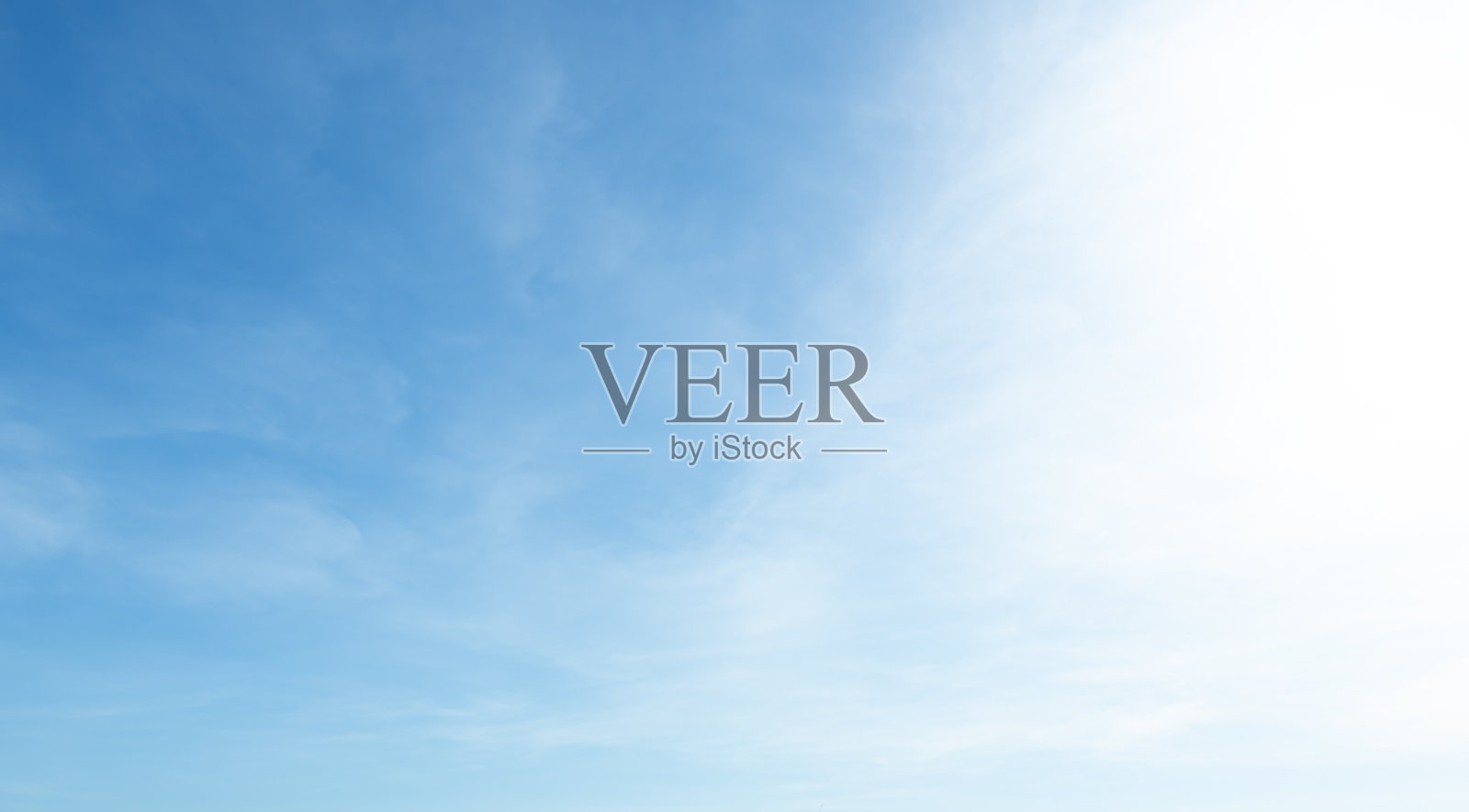 云蓝色的天空背景，光明亮的美丽晴朗的夏天自然空气天，多云白光地平线春天季节背景照片查看壁纸，阳光图案空间云景。照片摄影图片