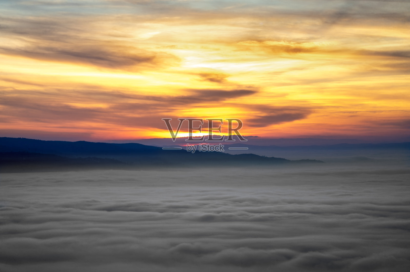 晚霞的云海照片摄影图片