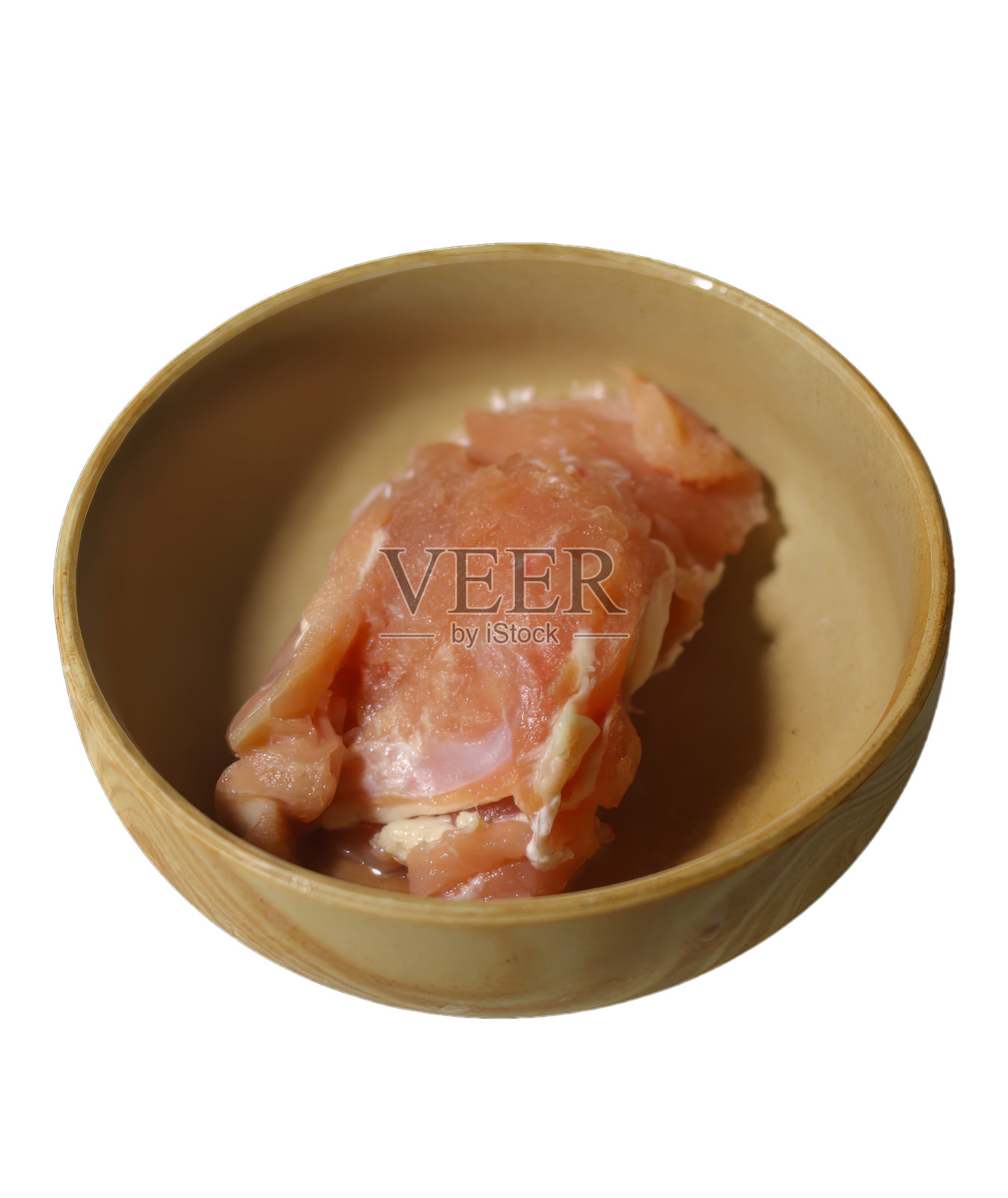 生鸡肉片在木碗孤立的白色背景。照片摄影图片