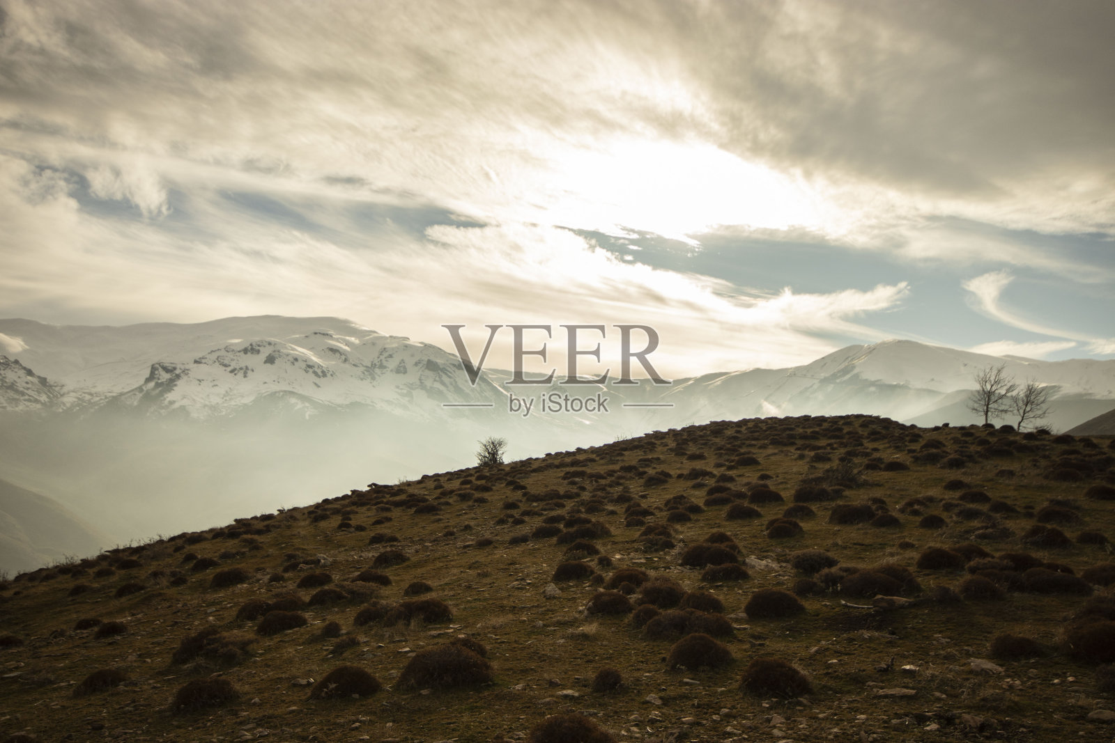 雪山景观和雾照片摄影图片