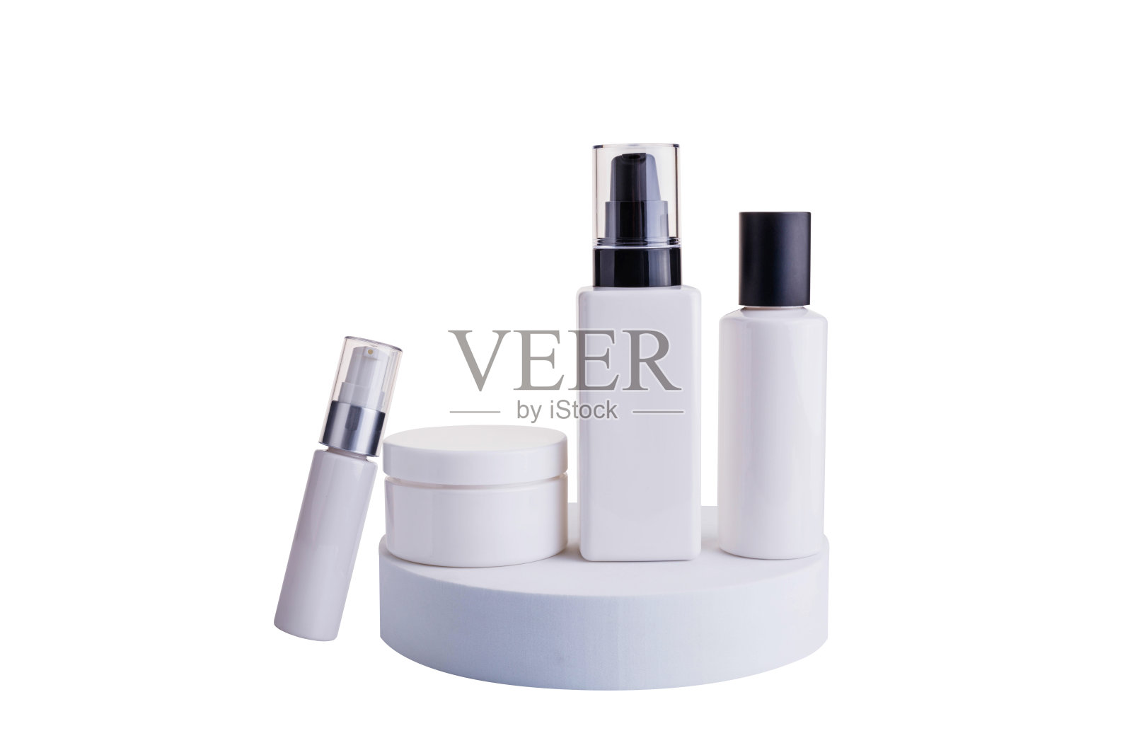 化妆品瓶集保湿爽肤水，精华液，胶束水隔离在白色背景。照片摄影图片