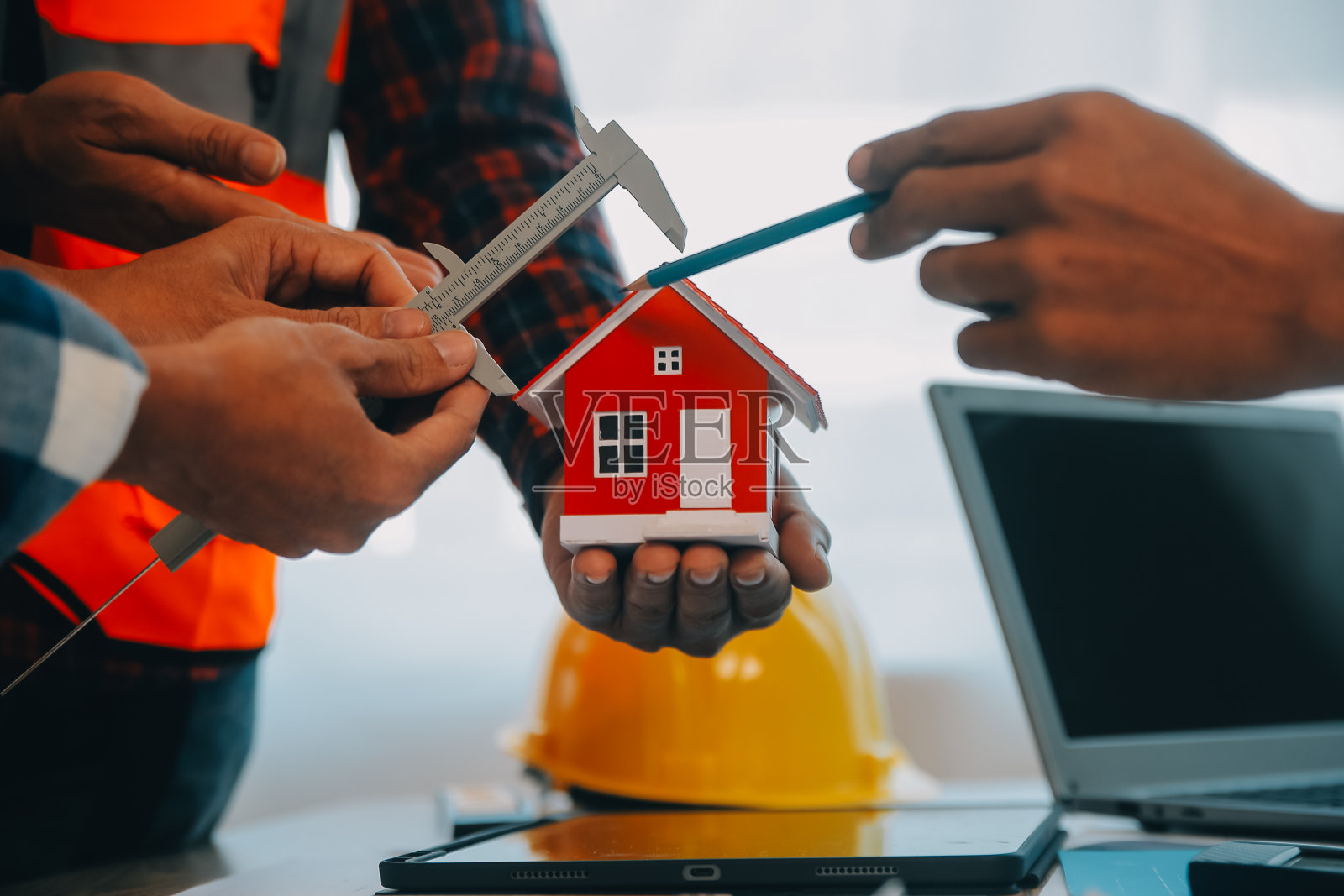 工程师或建筑师会议上与合作伙伴和工程工具在工作现场建立模型和蓝图，双方公司的合同，项目的结构和结构概念。照片摄影图片