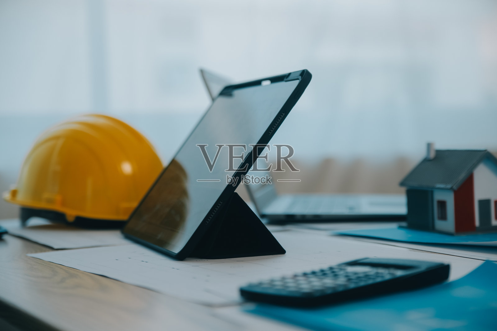 工程师或建筑师会议上与合作伙伴和工程工具在工作现场建立模型和蓝图，双方公司的合同，项目的结构和结构概念。照片摄影图片