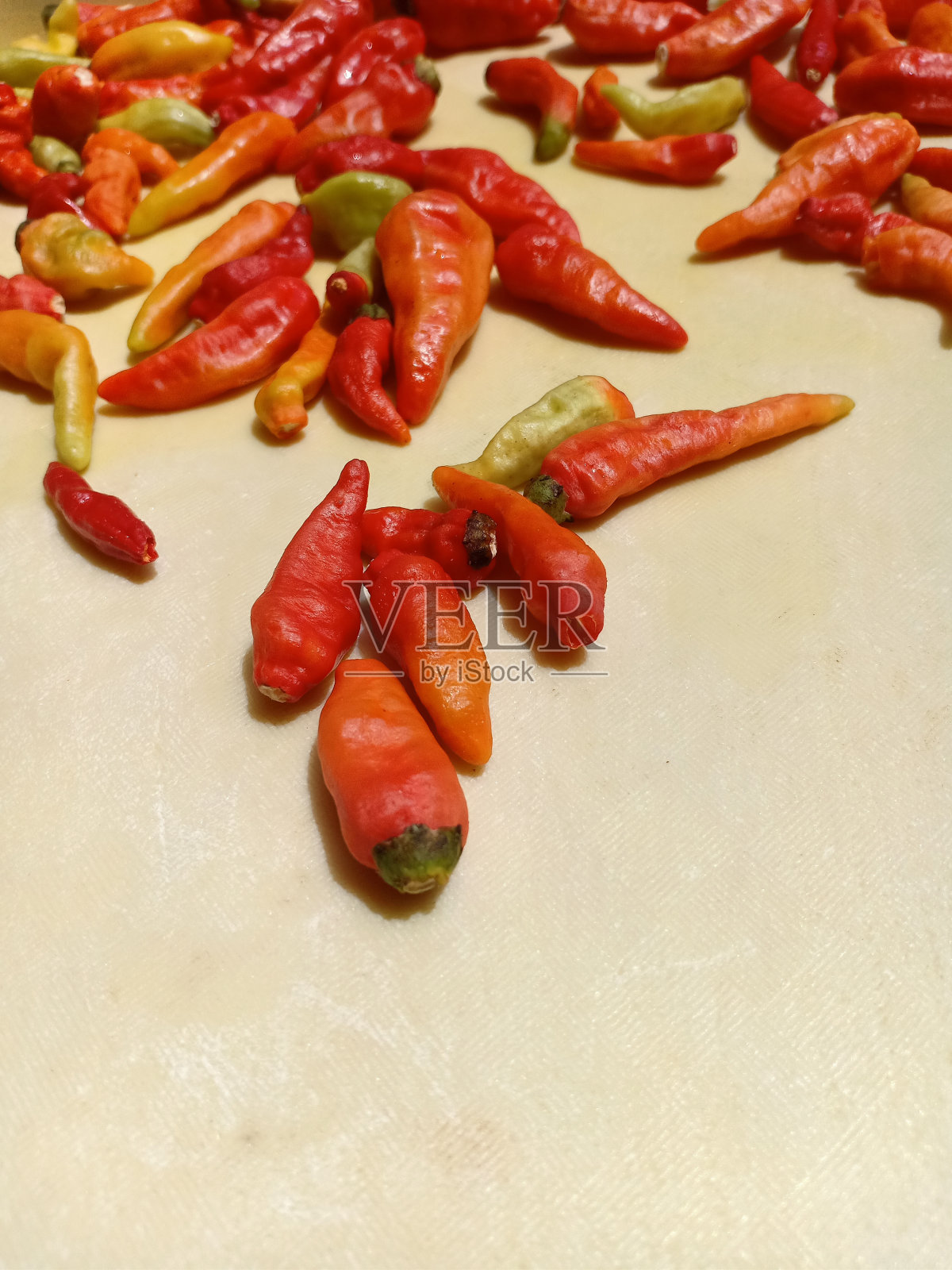 黄色桌子上的红辣椒特写照片摄影图片