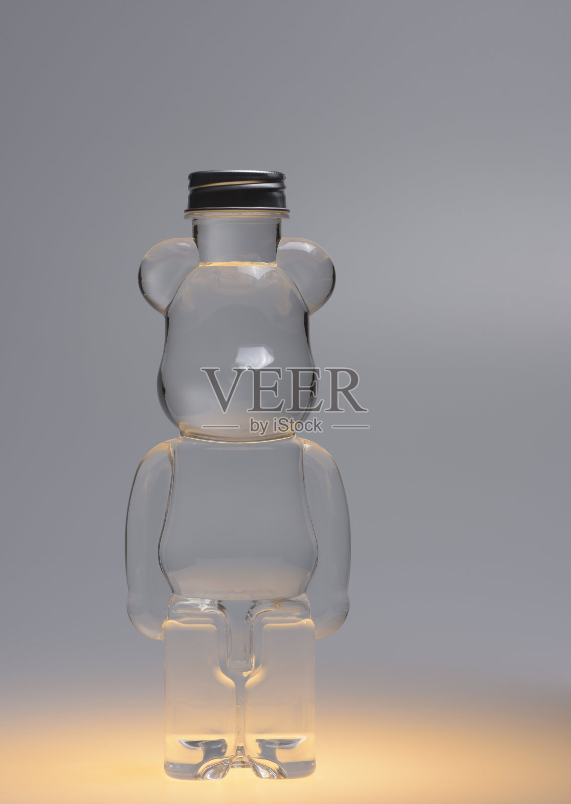 塑料泰迪熊瓶子与食用色素和奇怪的灯光效果形状和纹理照片摄影图片