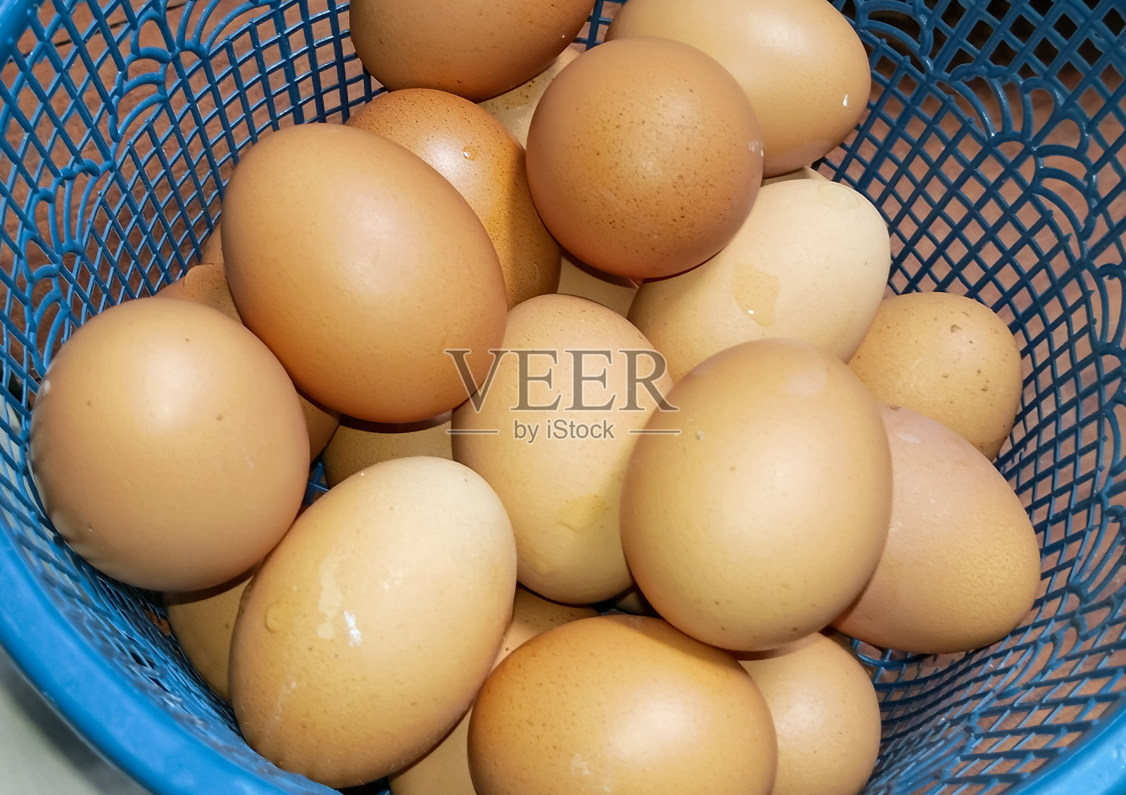 成堆的鸡蛋放在容器里照片摄影图片