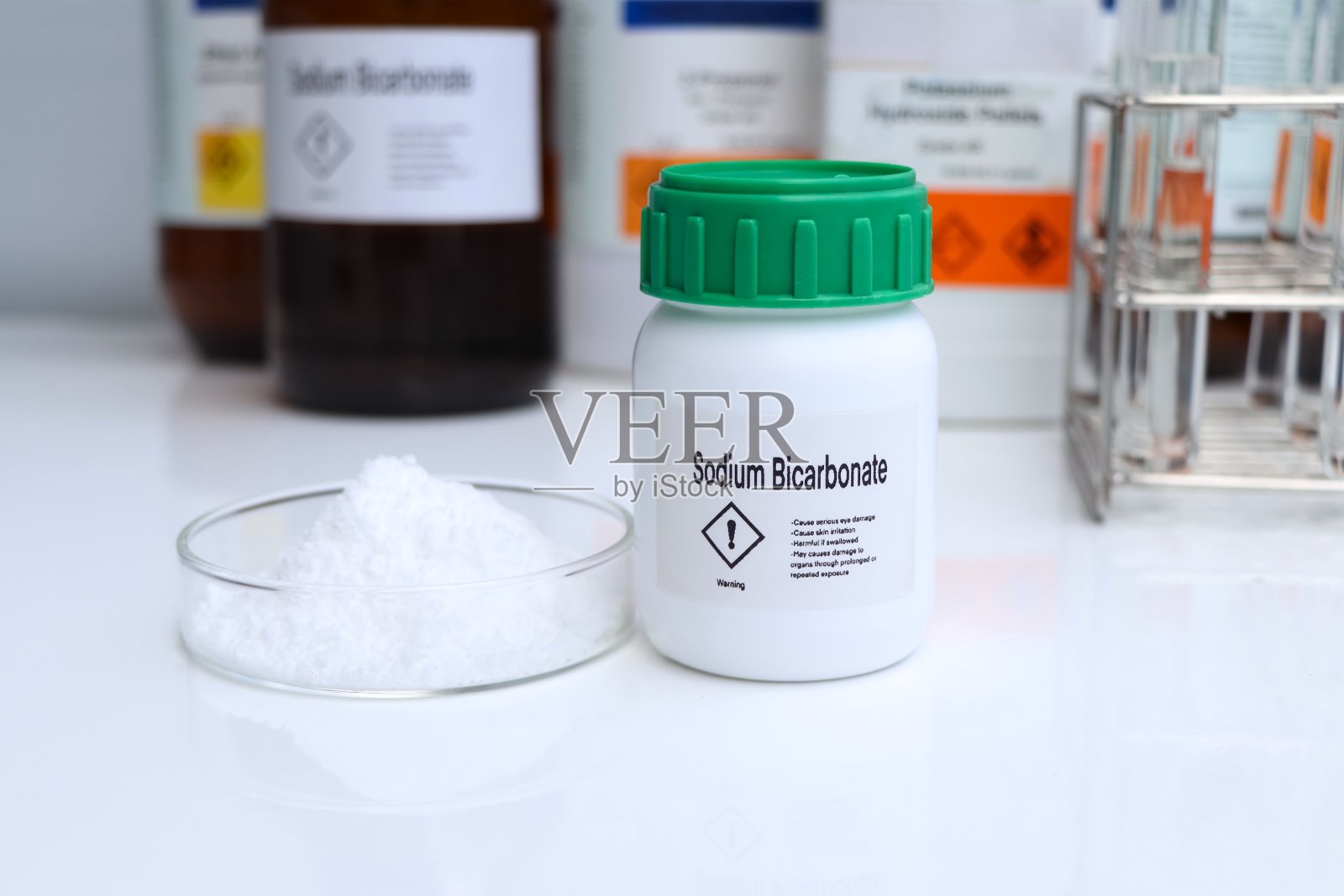 化学容器中的碳酸氢钠，实验室和工业中的化学品照片摄影图片