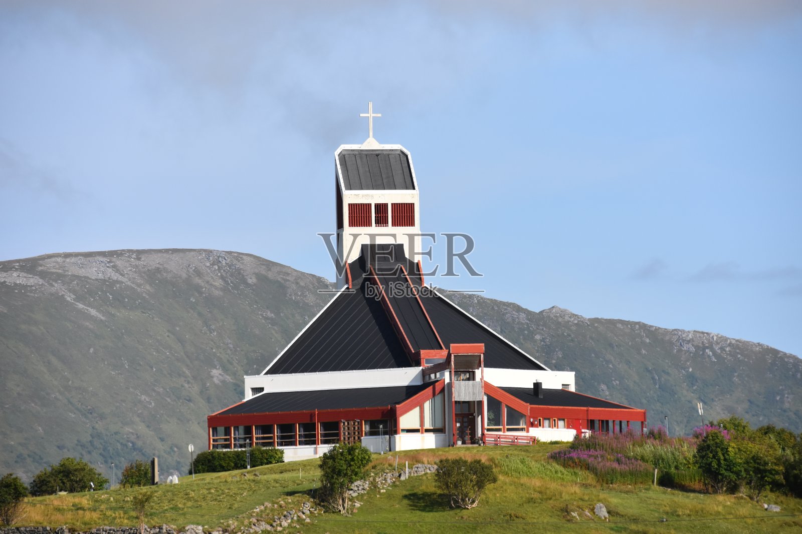 在挪威罗弗敦群岛，一座有滑雪跳台的教堂照片摄影图片