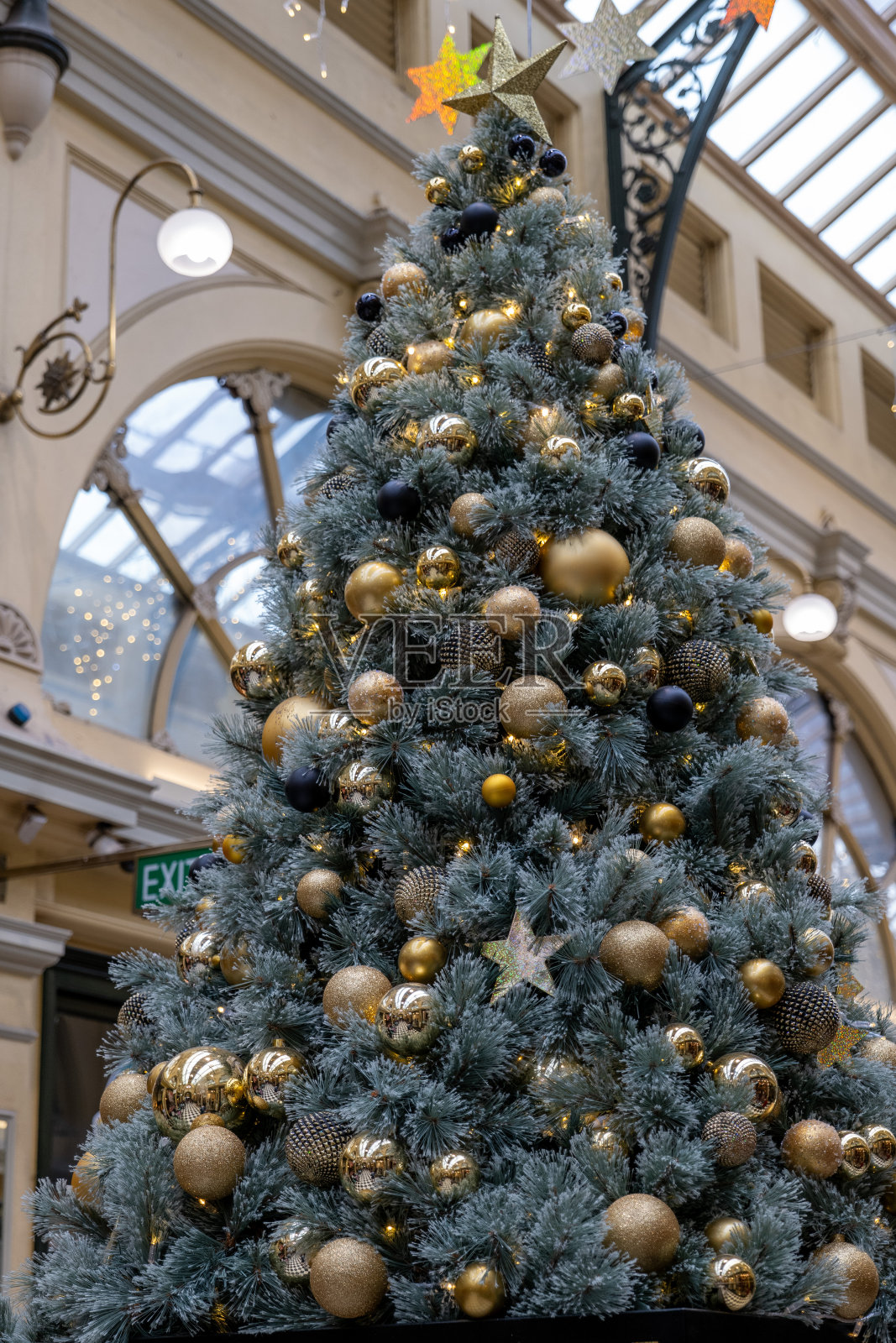 带有装饰品的现代圣诞树照片摄影图片