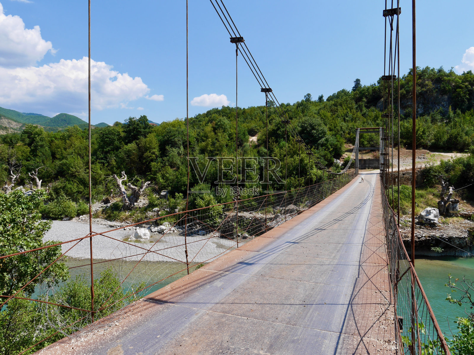阿尔巴尼亚，Vjosa河上的电缆桥。照片摄影图片