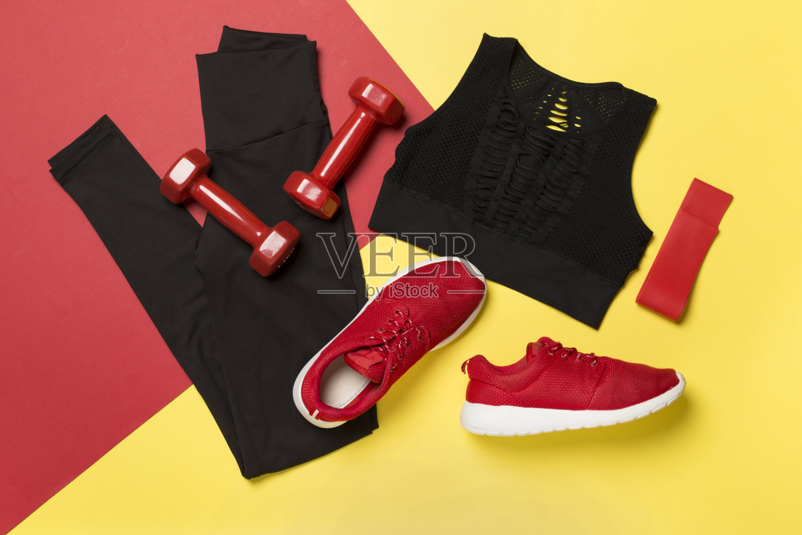 黑色运动服，彩色背景，俯视图照片摄影图片