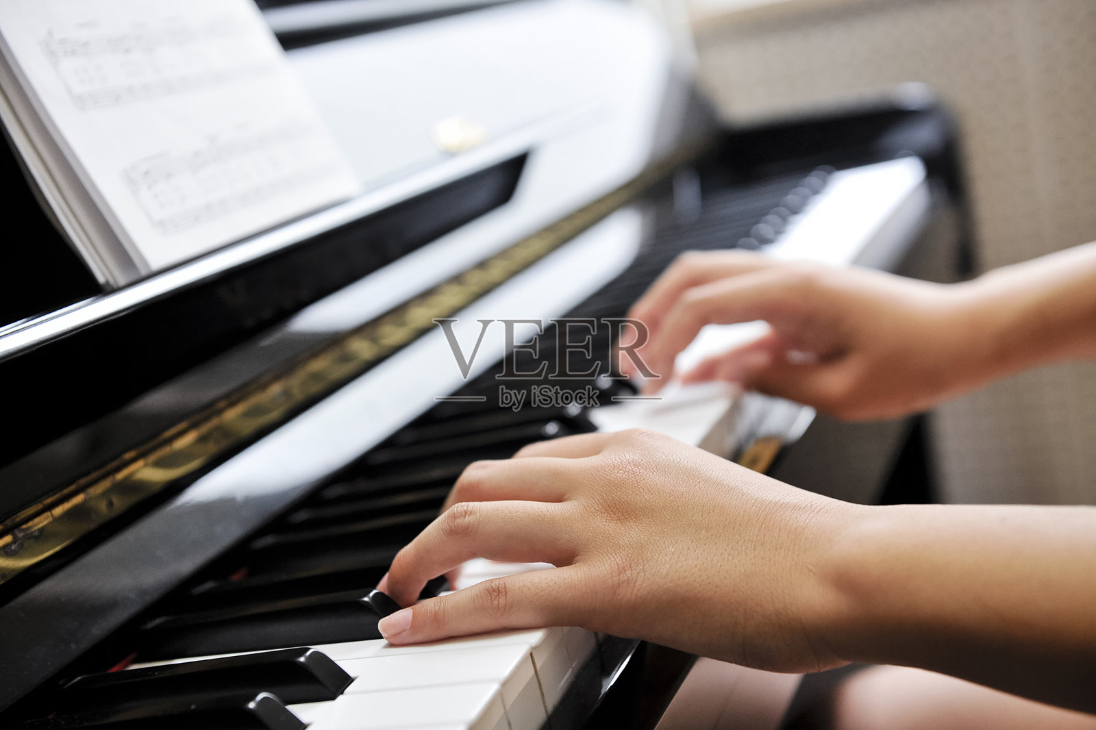 弹钢琴的女人照片摄影图片
