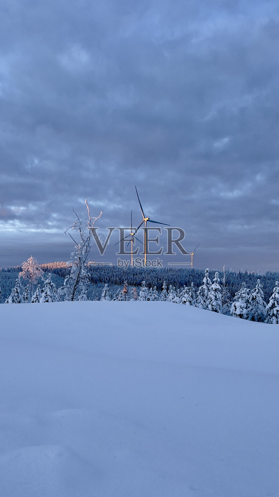 瑞典冬天的风力涡轮机照片摄影图片