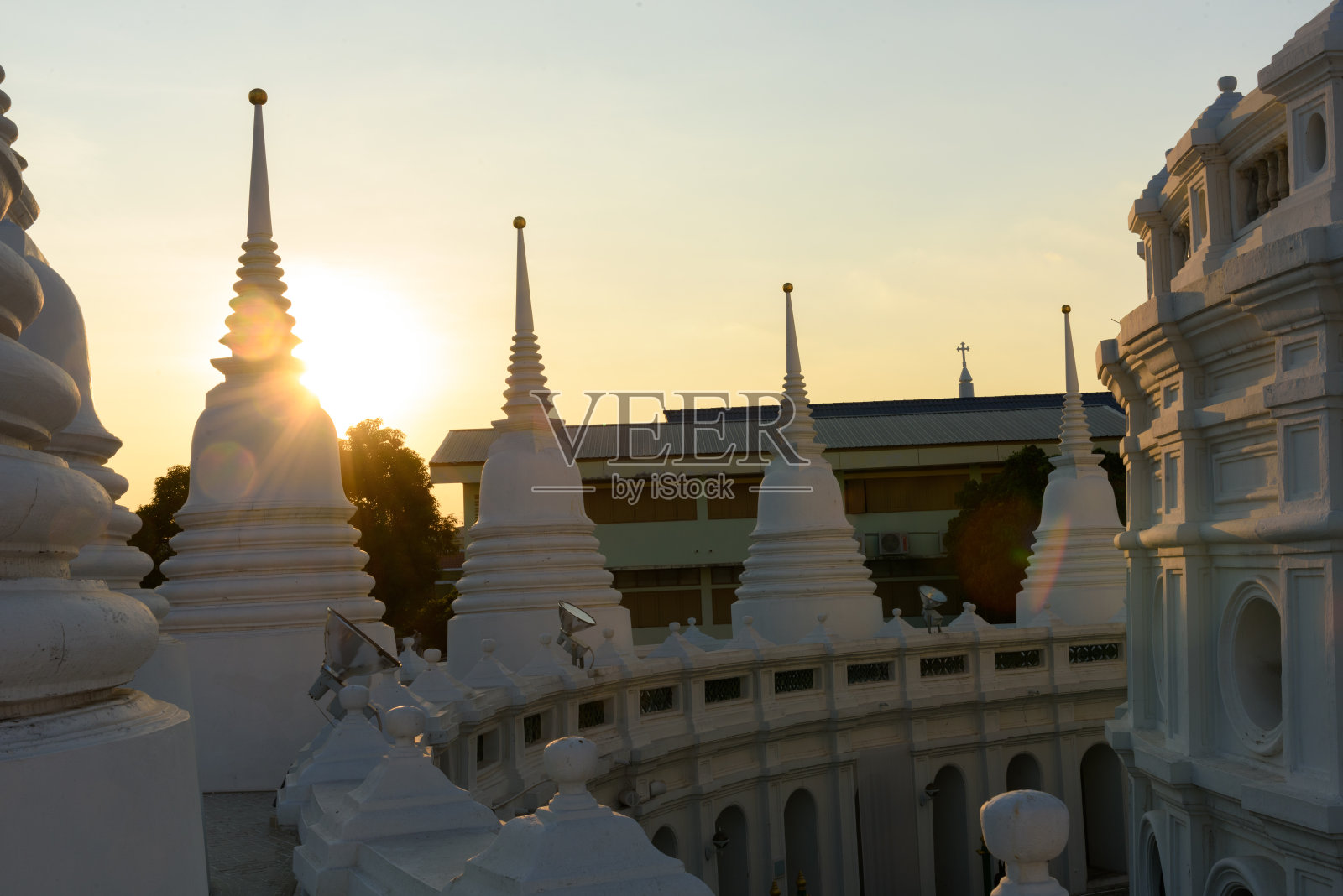 Phra Maha Chedi在泰国曼谷的Watprayoon吞武里寺。泰国的重要寺庙和考古遗址是外国游客非常喜欢的。照片摄影图片