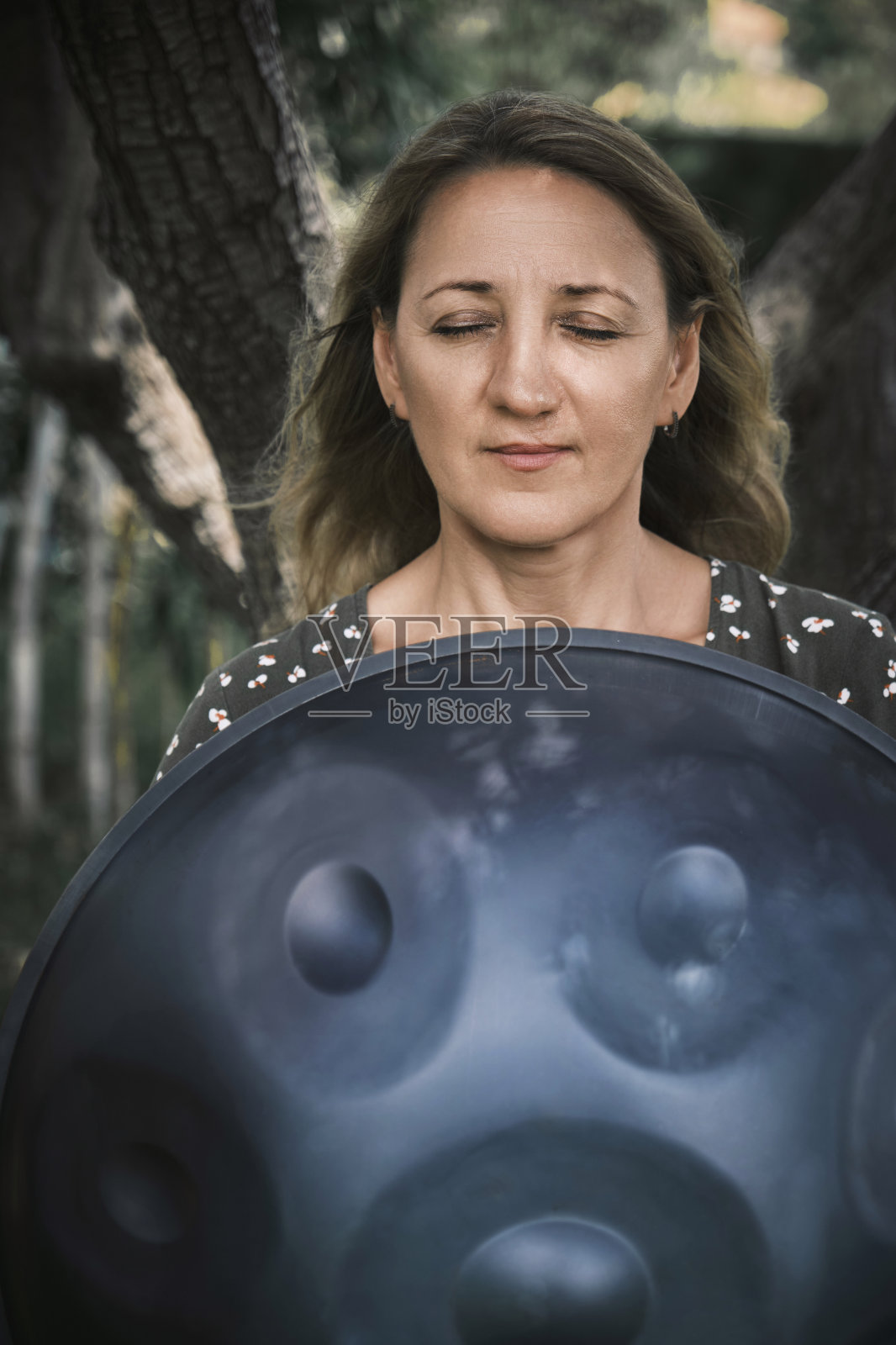 一个女人的画像，她的手拿着一个手盘照片摄影图片