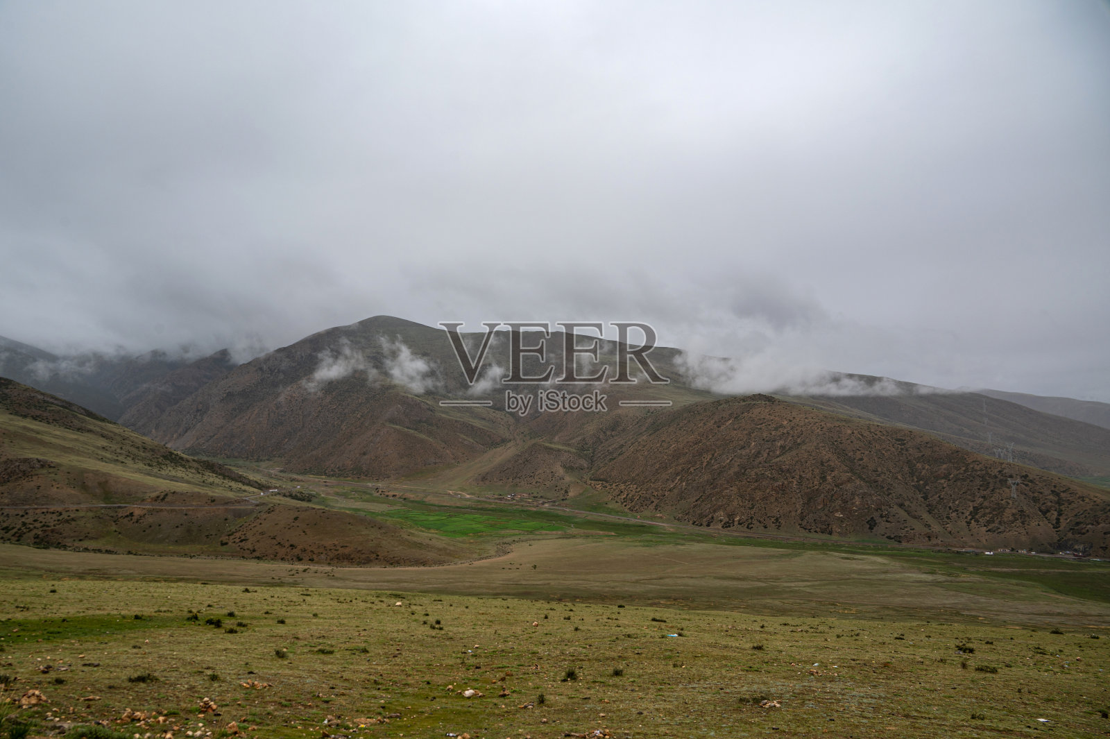 高原上荒凉的山脉和地貌照片摄影图片