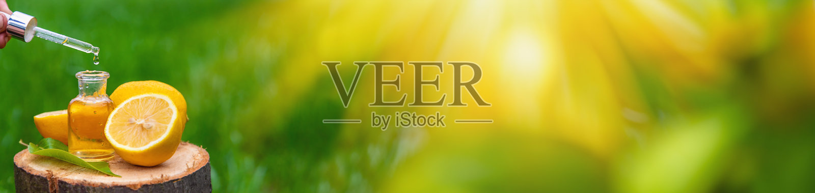 一瓶柠檬精油。有选择性的重点。照片摄影图片