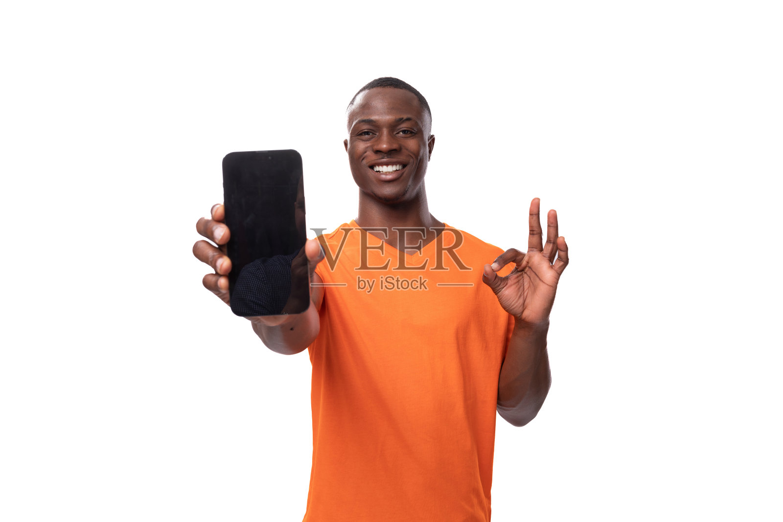 年轻的美国人正在体验快乐和幸福，展示智能手机屏幕，白色背景上有复制空间的模型照片摄影图片