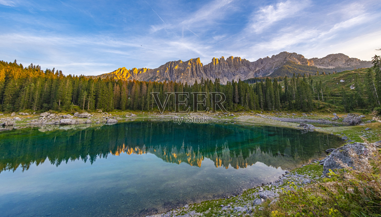 vald 'Ega的Carezza湖，美人鱼的传说赋予了它彩虹般的色彩。变化的深度，冰冻的魅力在冬天照片摄影图片
