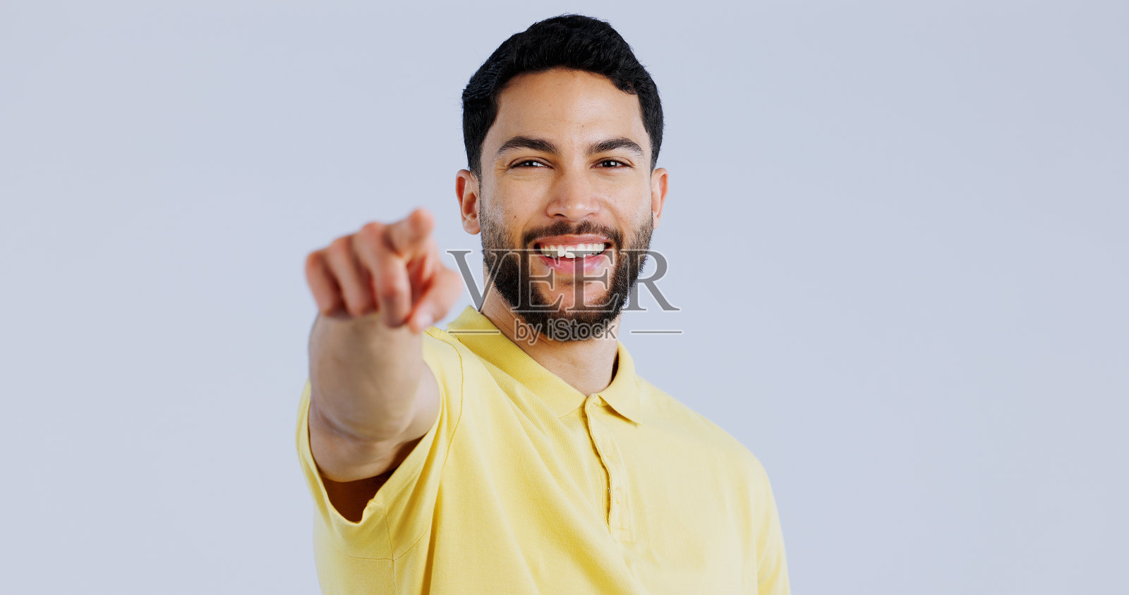 男人，肖像和指向你在工作室的选择，决定和投票获胜者，志愿者或招聘在白色背景。快乐的印度模特伸出手指表示支持、表情符号和邀请照片摄影图片