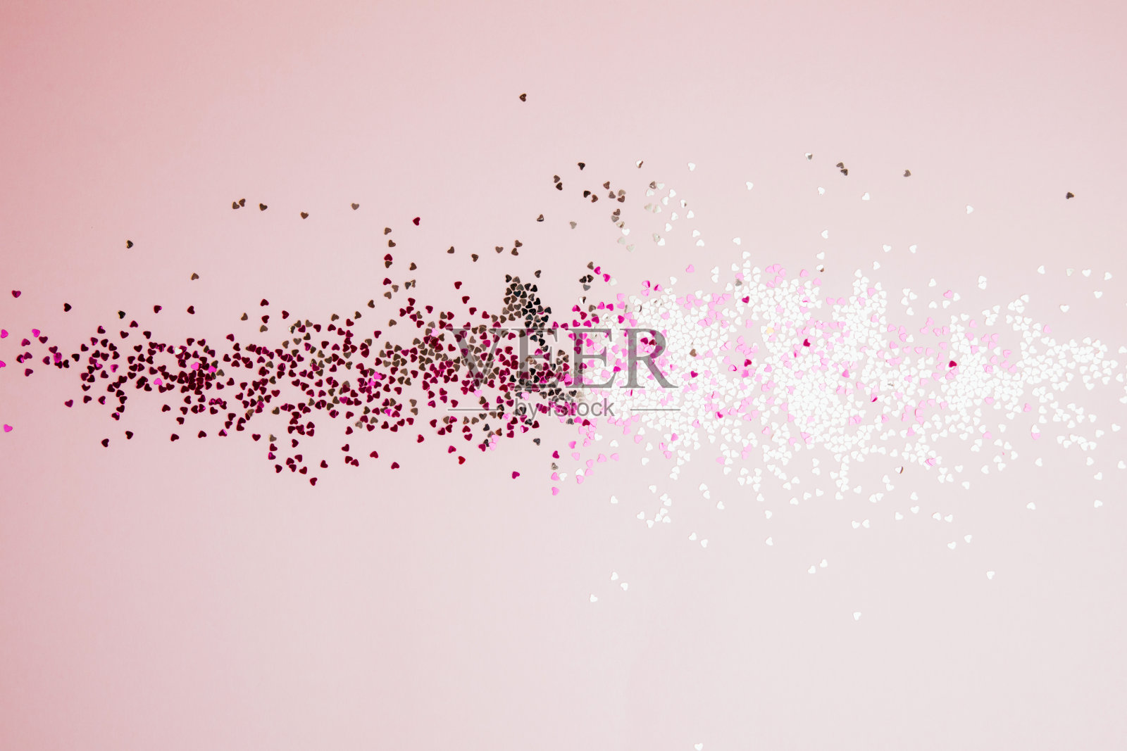 问候语背景空白。紫罗兰亮片，在一个温柔的粉红色背景上闪闪发光的心形照片摄影图片