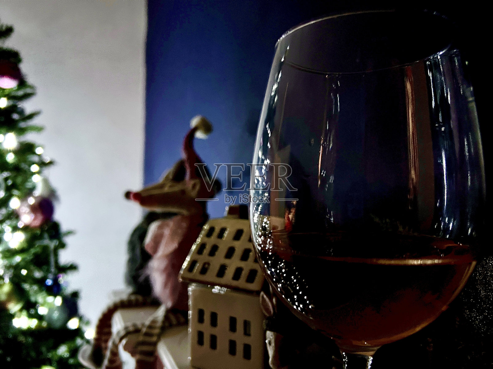 一杯酒杯里倒映着圣诞树的彩灯照片摄影图片